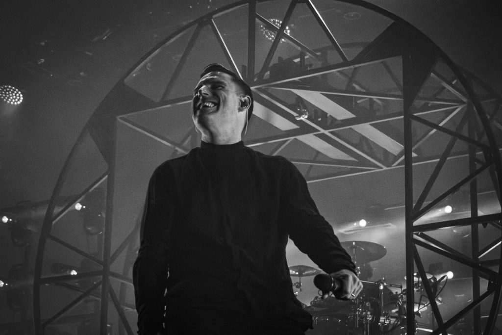 Parkway Drive 2017 Winston McCall - vocalist of Parkway Drive smiling in front of a steel sphere, Zenith Hall, Munich
